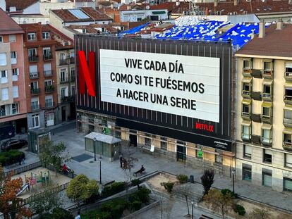 Cartel publicitario de Netflix en el centro de Madrid.