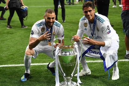 Karim Benzema y Raphael Varane junto a la Copa de Europa.