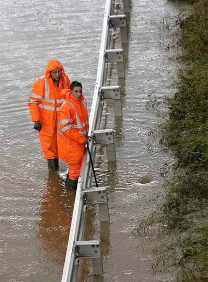 Operarios de la Diputación de Vizcaya intentan aliviar de agua la carretera N-637, anegada por las lluvias