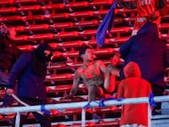 Hinchas se enfrentan en el estadio Libertadores de América en Avellaneda, el 20 de agosto.