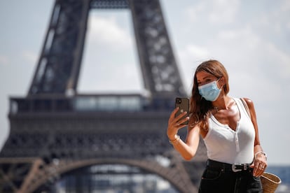 Una mujer se toma un selfi en el Trocadero, frente a la Torre Eiffel, este 9 de agosto.