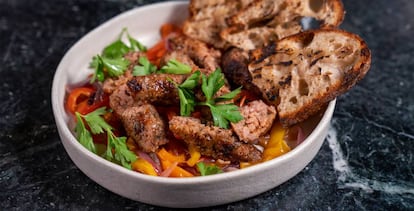 El aspecto de un plato preparado con la salchicha italiana sin carne de Impossible Foods.