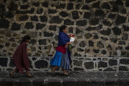 El culto catlico est muy arraigado entre los pueblos indgenas, que mezclan sus antiguas tradiciones con la fe impuesta por los espa?oles a su llegada a Mxico. En la imagen, una mujer y su hija llegan a la iglesia de Cocucho.