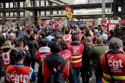 Trabalhadores filiados à CGT realizam uma assembleia geral na estação de Lille Flanders, ao norte da França, durante a greve geral que paralisou o setor da ferrovia no país.