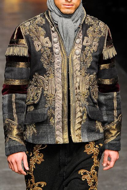 Detalle de una de las chaquetas bordadas al más puro estilo barroco italiano ideadas por Dolce & Gabbana.