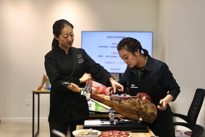 Una asistente aprende a cortar jamón, durante una formación ofrecida en Pekín. Imagen cedida por Macro.