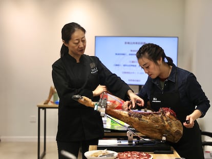 Una asistente aprende a cortar jamón, durante una formación ofrecida en Pekín. Imagen cedida por Macro.