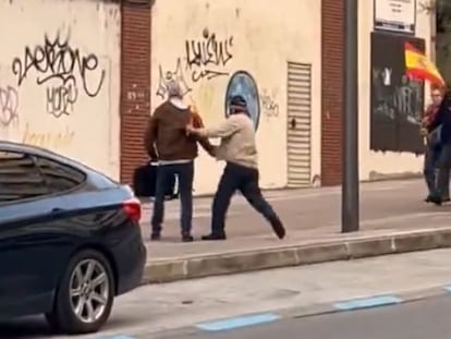 Captura del momento de la agresión al Secretario General de PSOE de Ponferrada, Olegario Ramón, a las puertas de la sede del partido en la ciudad leonesa.