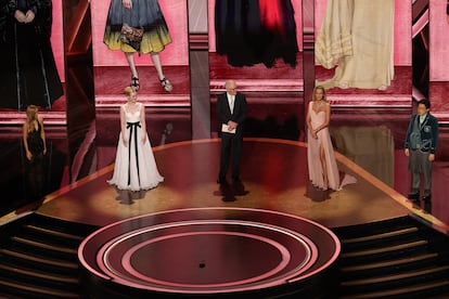 Lily-Rose Depp, Elle Fanning, John Lithgow, Connie Nielsen y Bowen Yang presentan el premio al mejor diseño de vestuario.