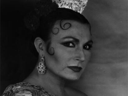 Rocío Jurado con capa y peineta.