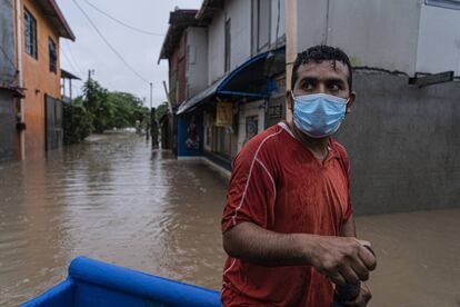 Calles inundadas en el municipio Morales, en el departamento de Izabal, Guatemala, luego del paso de la tormenta tropical Iota.