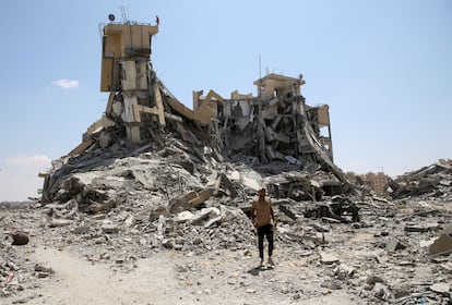 Edificio destruido por un bombardeo israelí en Ciudad Hamad, en el sur de Gaza, este sábado.