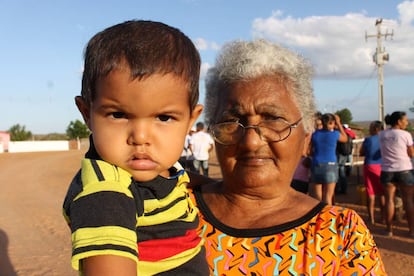 Ni&ntilde;o y su abuela en el interior de Rio Grande do Norte, Brasil.