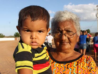 Ni&ntilde;o y su abuela en el interior de Rio Grande do Norte, Brasil.