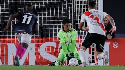 Enzo Pérez segura um arremate, nesta quarta-feira. 