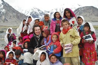 Mortenson posa con colegiales de Wakhan, al norte de Afganistán.