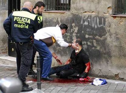 La policía atiende a un herido por arma blanca en Madrid capital.