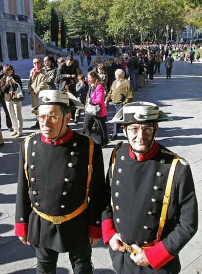 Dos actores disfrazados en las colas del Museo del Prado.