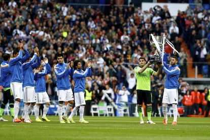 Casillas y Ramos ofrecen la Copa a la afición junto a sus compañeros.