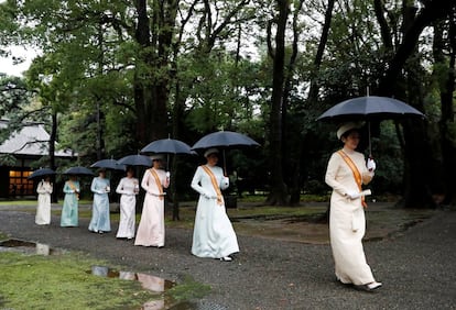 A princesa Kiko, em primeiro plano, e outros membros da família real japonesa. A chuva esteve presente durante a cerimônia.