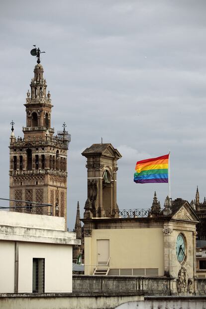 La bandera del arcoiris ondea en lo más alto del Ayuntamiento de Sevilla desde ayer. Y allí seguirá hasta el próximo 28 de junio, fecha de la celebración de <i>Orgullo del Sur 2010</i>.