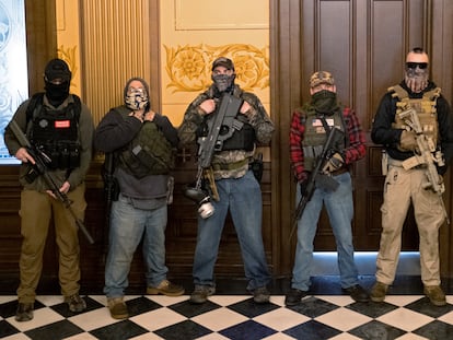 Um grupo de homens armados junto ao gabinete da governadora, nesta quinta-feira, em Lansing.