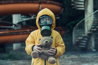 En esta imagen editorial ficticia, un niño con una máscara de gas sujeta un oso. El grueso de la población considera que esto nunca podría darse en un país del primer mundo. Los preparacionistas, sin embargo, están esperando a que suceda.