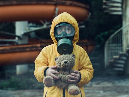 En esta imagen editorial ficticia, un niño con una máscara de gas sujeta un oso. El grueso de la población considera que esto nunca podría darse en un país del primer mundo. Los preparacionistas, sin embargo, están esperando a que suceda.