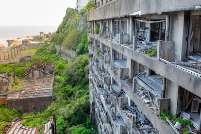 Visão geral de uma das partes da Ilha Hashima e seus edifícios de concreto característicos, tomada do local que já foi uma escola.