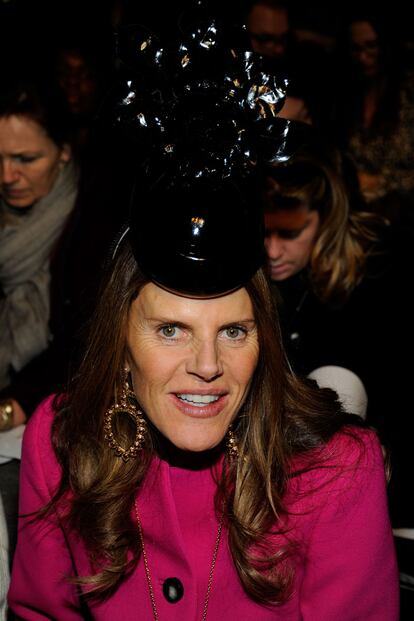 Anna Dello Russo optó por su habitual no discreción para ver Marc by Marc Jacobs.