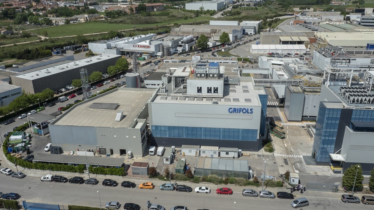 Grifols anuncia una nueva planta en España para duplicar su capacidad en Europa y se dispara en Bolsa