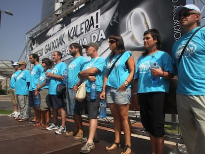 Representantes de Herrira, colectivo de presos, durante el acto de protesta de esta mañana en Bilbao.