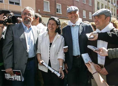 Los candidatos de IU a la Comunidad y Ayuntamiento, Inés Sabanés y Ángel Pérez, respectivamente, también se han paseado por la pradera y han degustado las típicas rosquillas, aunque de forma "más austera", en palabras de la propia Sabanés.