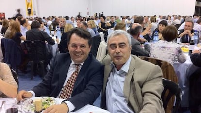 Xavier Solà ( i) y el ex coordinador de la Diputación de Barcelona, Josep Maria Matas, en un acto de partido en 2012.