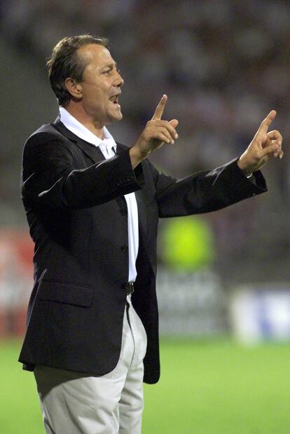 Bernard Lacombe, director técnico del Olympique de Lyon, en la banda durante un partido.