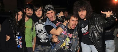 Seguidores del grupo 'heavy' Obús en las fiestas de Hortaleza.