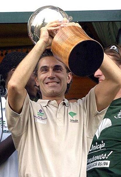 Sergio Scariolo estaba feliz. No podía disimular su emoción cuando presentó el trofeo de liga ante la afición. "Os lo dedico, Málaga", gritó desde el balcón del Ayuntamiento. El técnico italiano disfrutó de toda la fiesta junto a su mujer, Blanca Ares -ex jugadora de baloncesto- y sus dos hijos.