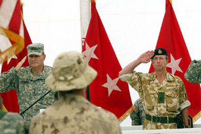 El comandante de las tropas de EE UU, general Karl Eikenberry (izda.), y el británico David J. Richards, saludan durante la ceremonia en la base aérea de Kandahar.