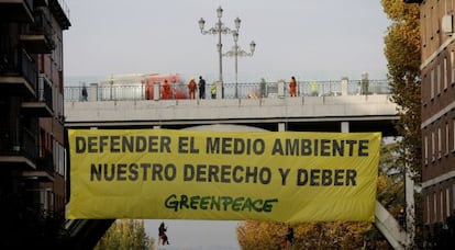 La pancarta de 126 metros cuadrados desplegada por nueve activistas en el viaducto de calle Bailén.