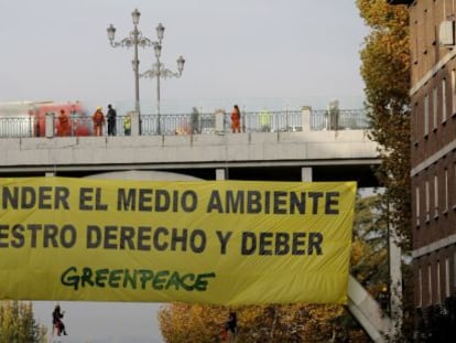 La pancarta de 126 metros cuadrados desplegada por nueve activistas en el viaducto de calle Bailén.