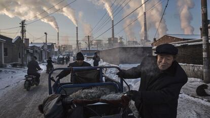 Humo cerca de una central alimentada con carb&oacute;n en Shanxi, China, en noviembre de 2015. 