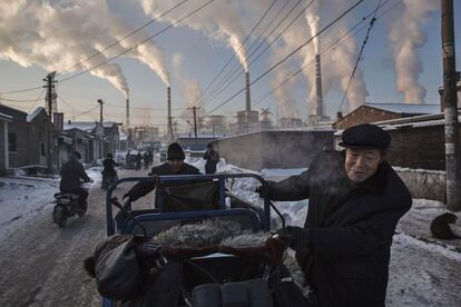 Humo cerca de una central alimentada con carb&oacute;n en Shanxi, China, en noviembre de 2015. 