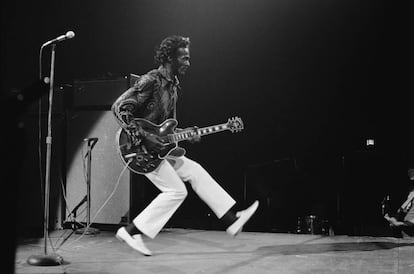 Chuck Berry haciendo su famoso 'paso del pato' con una de las guitarras que más utilizaba, una Gibson. El concierto fue en el Madison Square Garden de Nueva York en 1971.