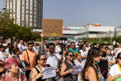 Un hombre sostiene un cartel de protesta, durante la concentración de los trabajadores del Hospital Universitario de La Paz, este martes, durante la huelga de 24 horas.