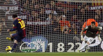 Messi ejecuta el penalti, el cuarto gol del Barça.
