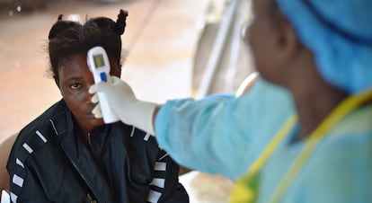 Esta foto es de Agosto de 2014 en Kenema (Sierra Leona) cuando le tomaban la temperatura a una niña con síntomas de ébola.