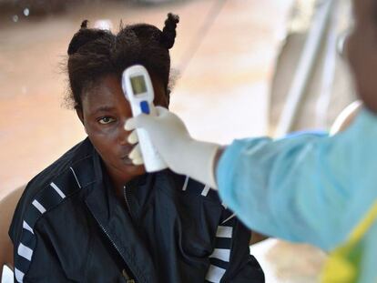 Esta foto es de Agosto de 2014 en Kenema (Sierra Leona) cuando le tomaban la temperatura a una niña con síntomas de ébola.