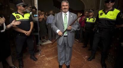El nuevo alcalde de Orihuela, en la toma de posesión.
