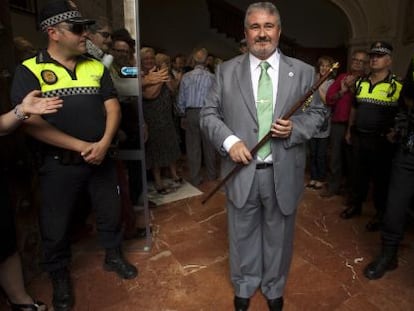 El nuevo alcalde de Orihuela, en la toma de posesión.