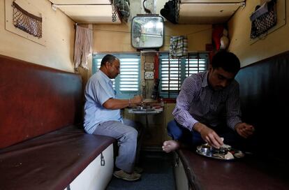 Los empleados comen su almuerzo durante un descanso en el Lifeline Express. Para muchos pacientesi, el tratamiento gratuito evita lo que podría ser, de lo contrario, será una vida de sufrimiento o muerte. Sintiéndose en deuda con el joven cirujano que la trató.